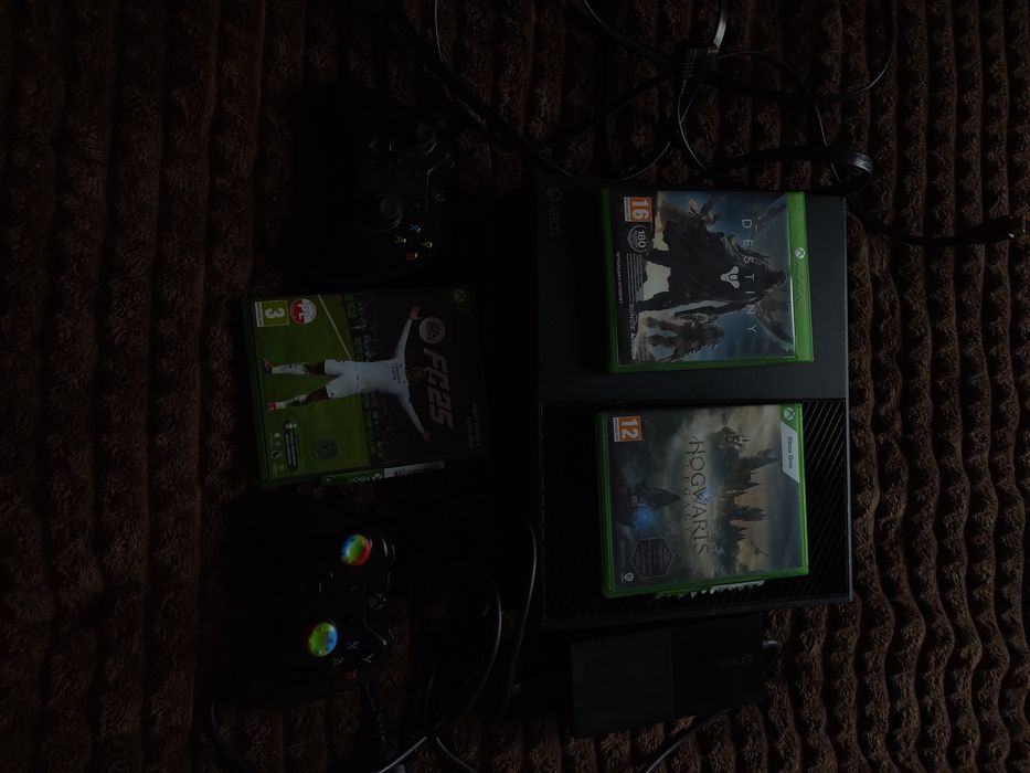 Xbox ONE. 1 tb. Konsola, 2pady ,zasilacz, gry
