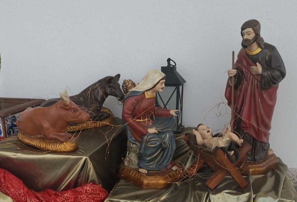 Figuras de presépio em cerâmica pintados à mão