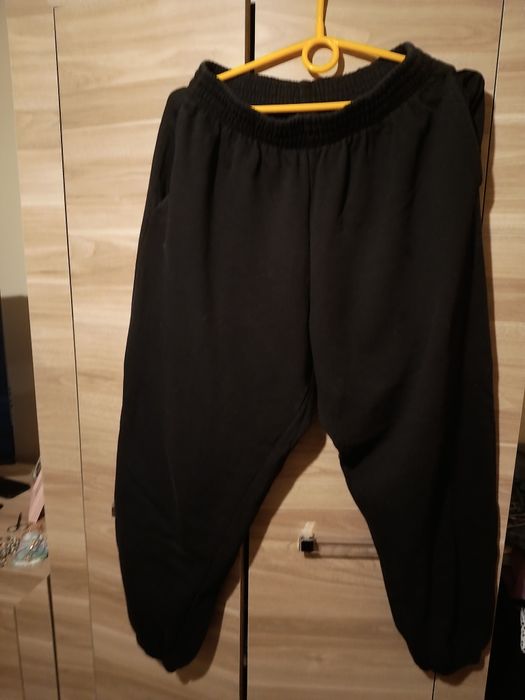 Spodnie dresowe u dołu na gumkach