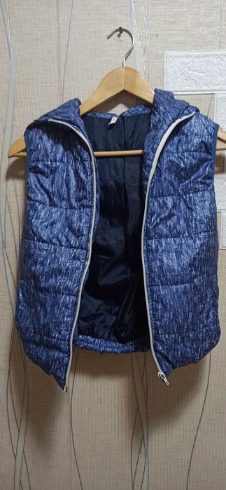 Жилетка с капюшоном для мальчика