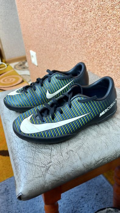 Продам кеди для гри у футбол.