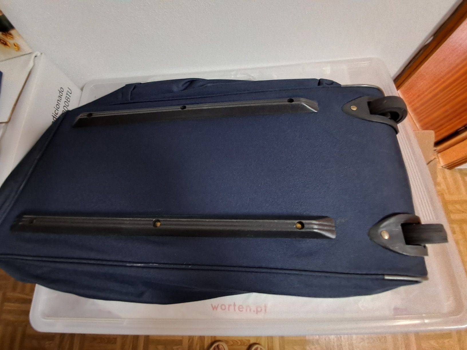 Sacos de viagem com pega extensivel e  rodas novos