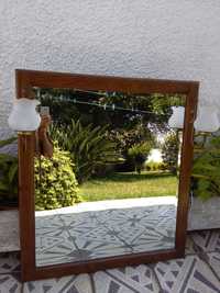 Espelho com moldura de madeira e iluminação