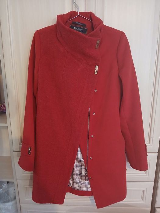 Жіноче червоне пальто