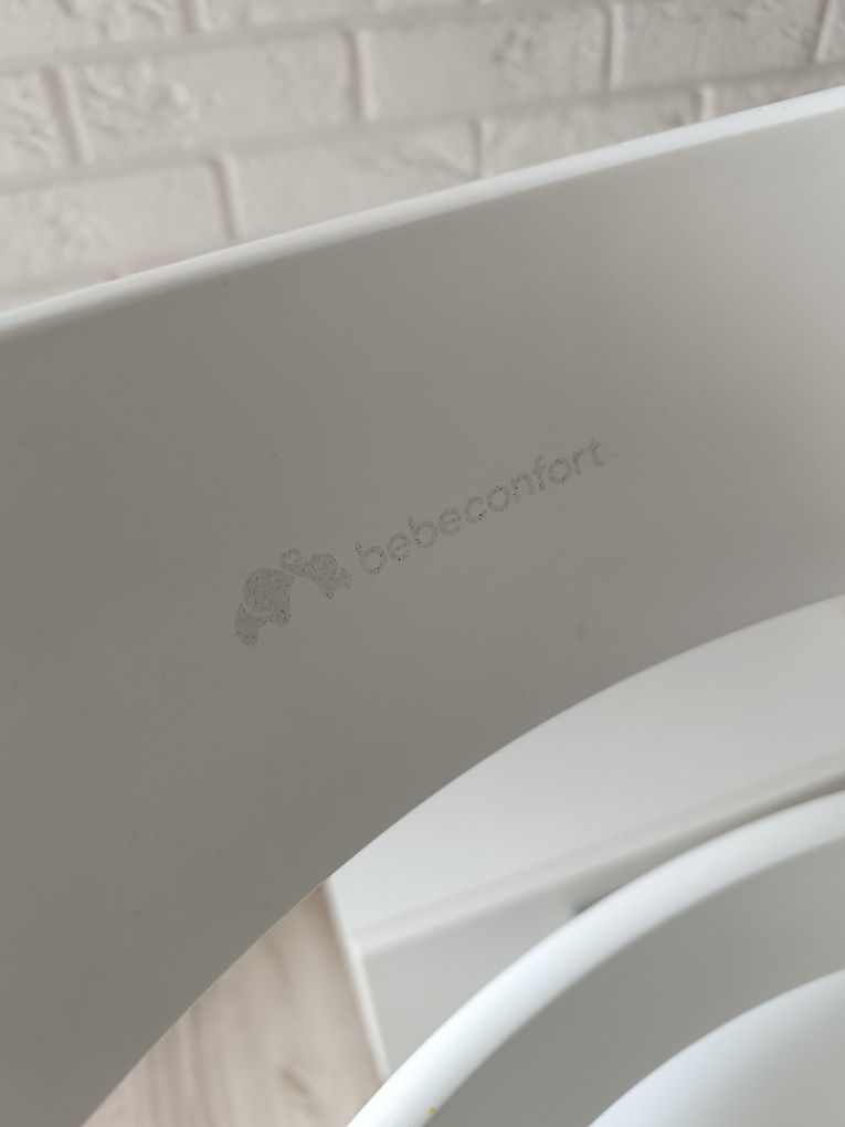 Drewniane krzesełko do karmienia Bebe Concept