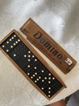 gra domino w drewnianym pudelku