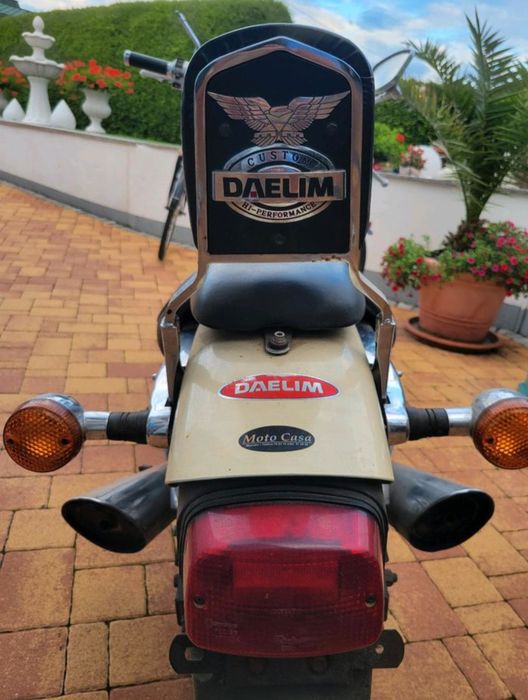 Motocykl Daelim 125 jako dekoracja