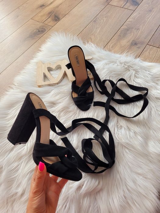 Czarne sandały na obcasie obwiązywane 37