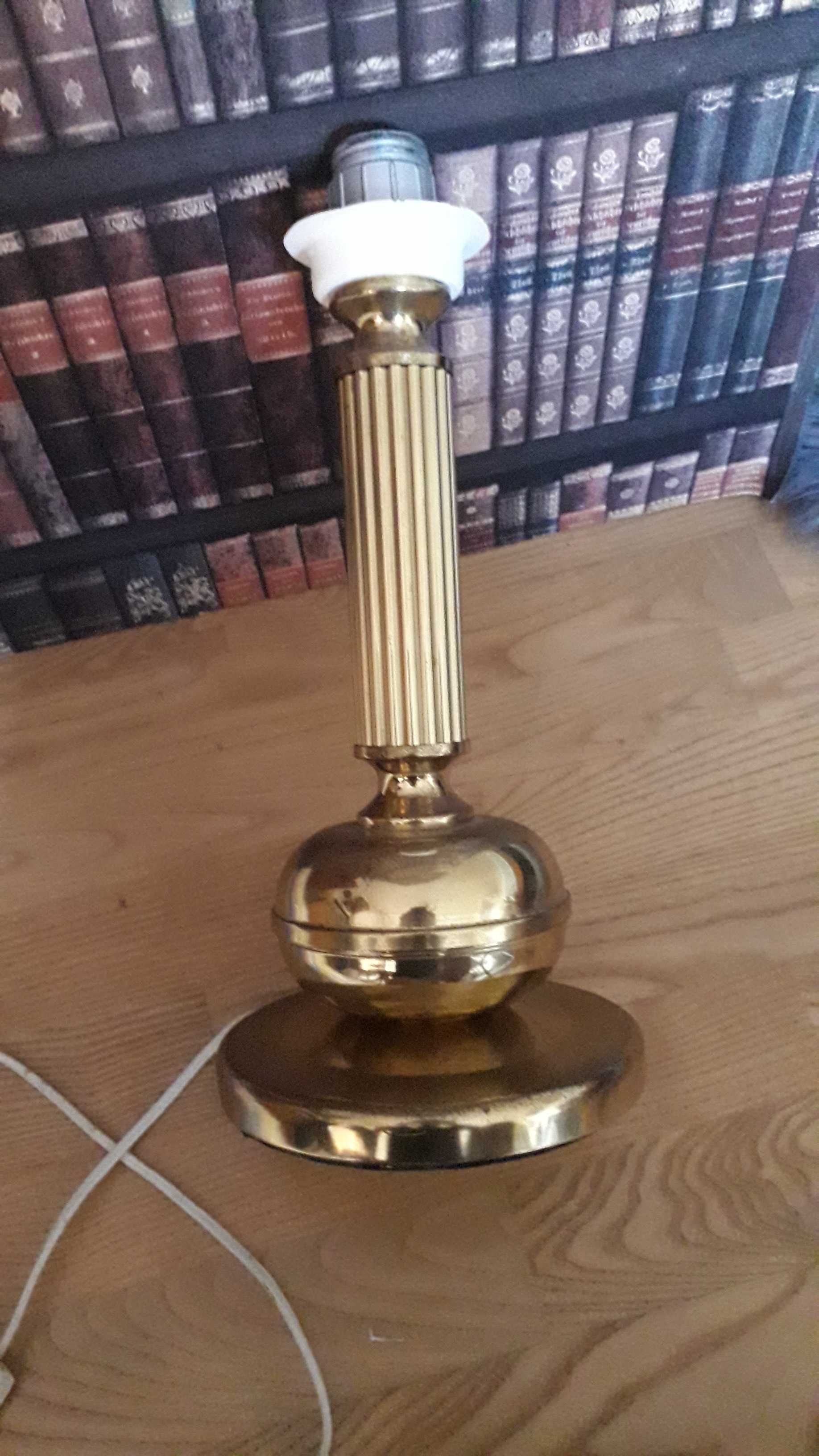 stara lampa mosiężna stojąca