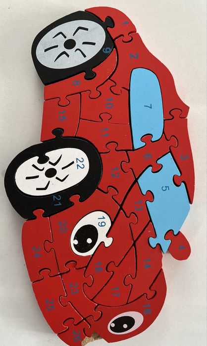 Деревʼяний пазл машина цифри букви англійські