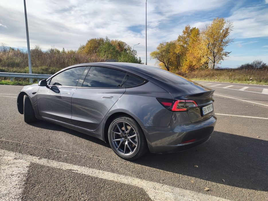 Tesla model 3 2021 рік