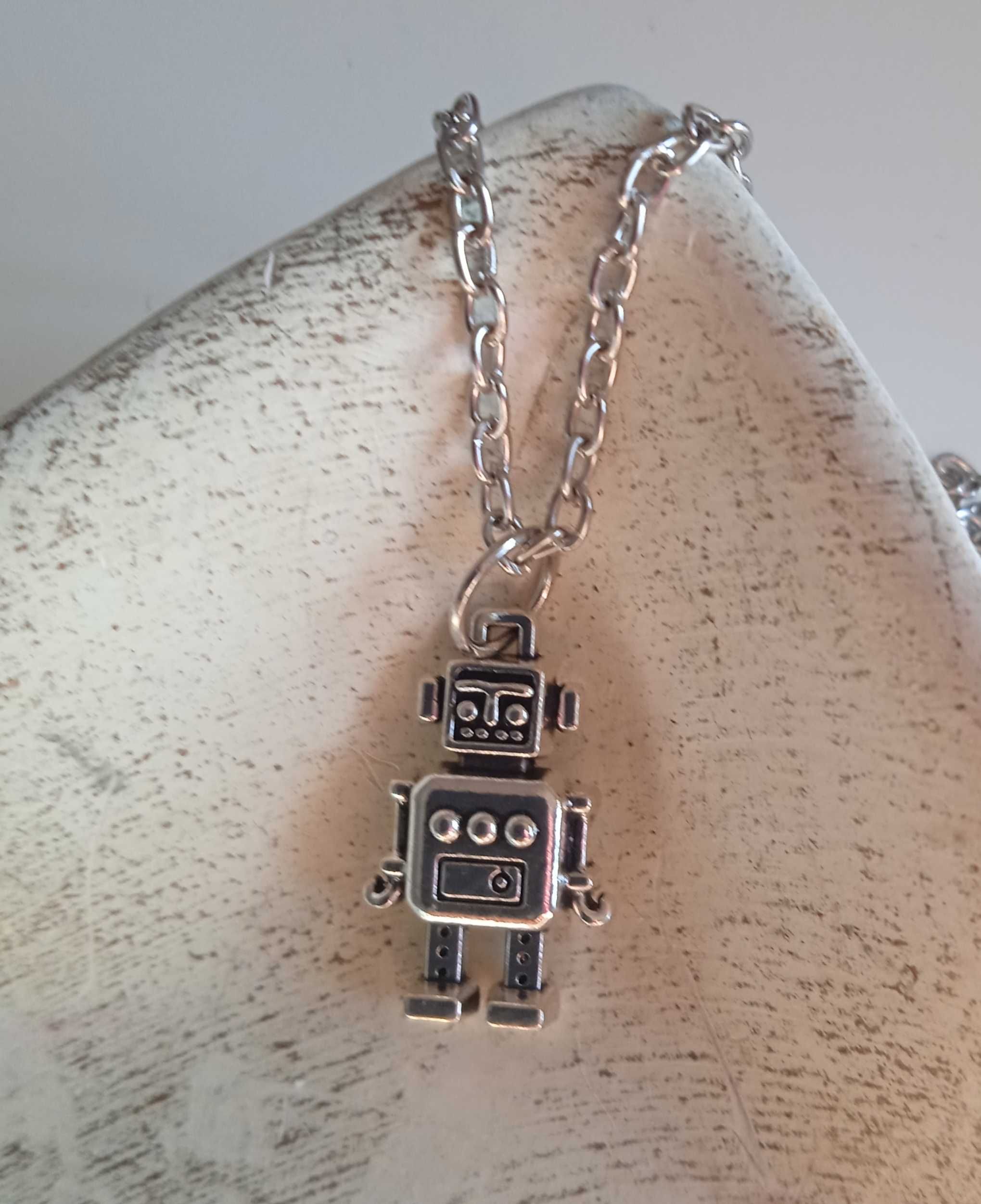 Naszyjnik z robotem