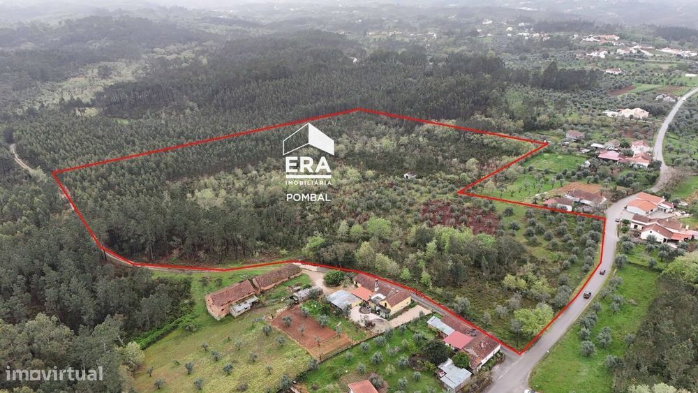 Terreno para construção com uma área total de 44200m2 em Santiago da G