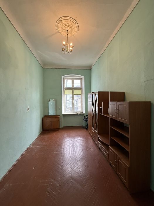 ТЕРМІНОВО власник продам 2 к.квар. в центрі ( можна під держ програми)