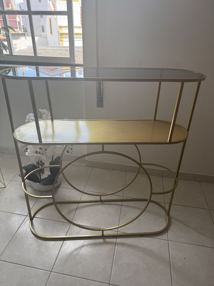 Vendo movel consola/ aparador  em dourado com tampo vidro