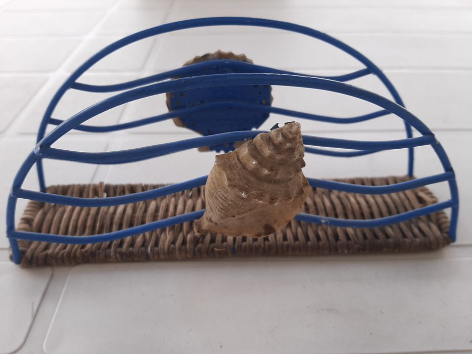Suporte para guardanapos, em verga e arame, com conchas