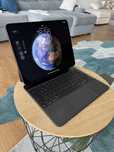 iPad Pro 13” M4 (256GB) + Magic Keyboard + Apple Pencil – Como Novo!