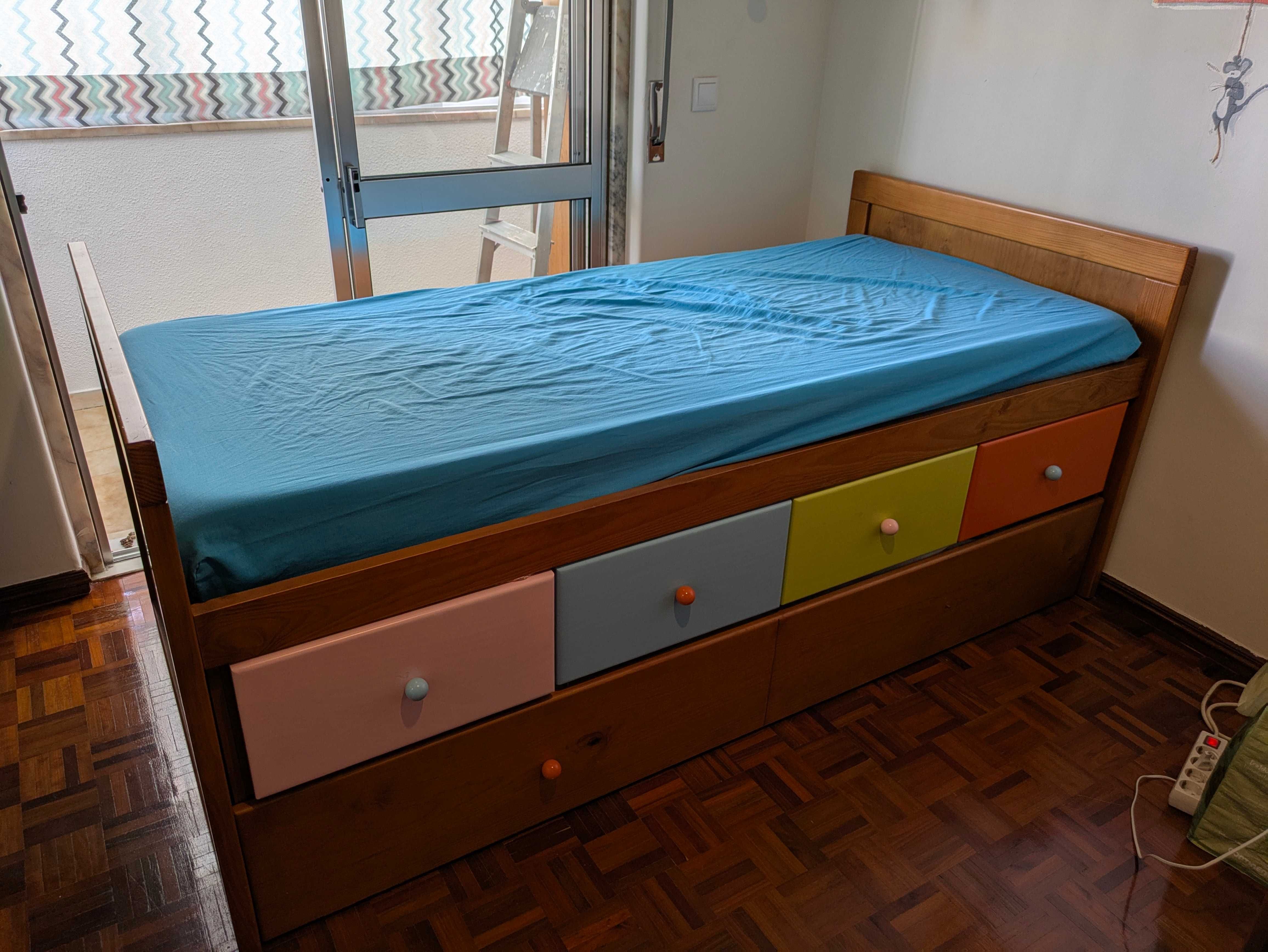 Cama e 2 Colchões
