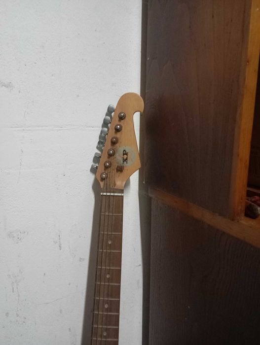 Guitarra elétrica usada