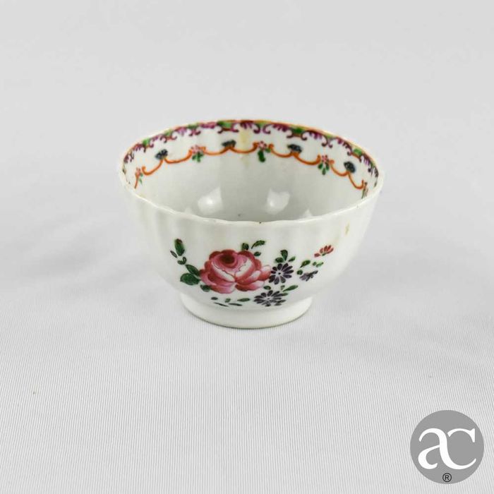 Taça porcelana da China, Qianlong, séc. XVIII, decorada com flores
