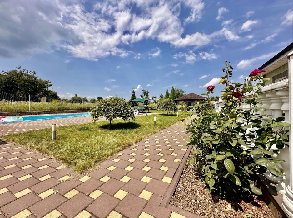 Шикарний маєток Вашої мрії з басейном та ландшафтним дизайном