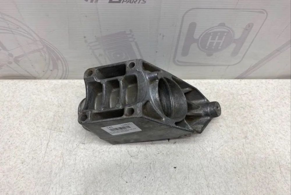 Лапа кронштейн двигателя 2.2 cdi OM 646 Mercedes Vito 639 A6462230004