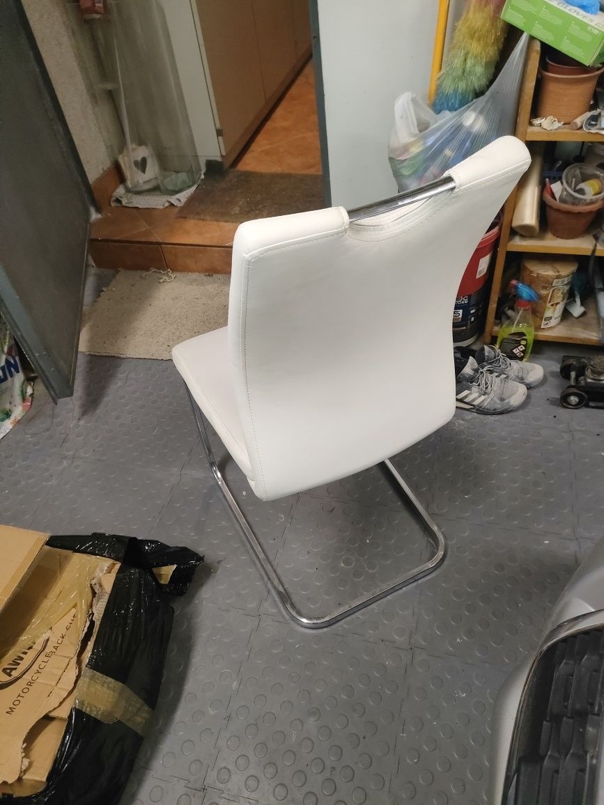 Białe skórzane krzesło