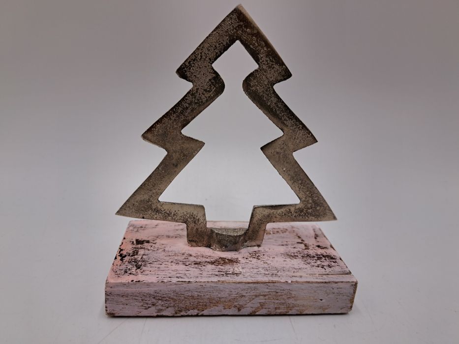 Choinka figurka ozdoba na pobielanej desce, Nordwijk, Holandia