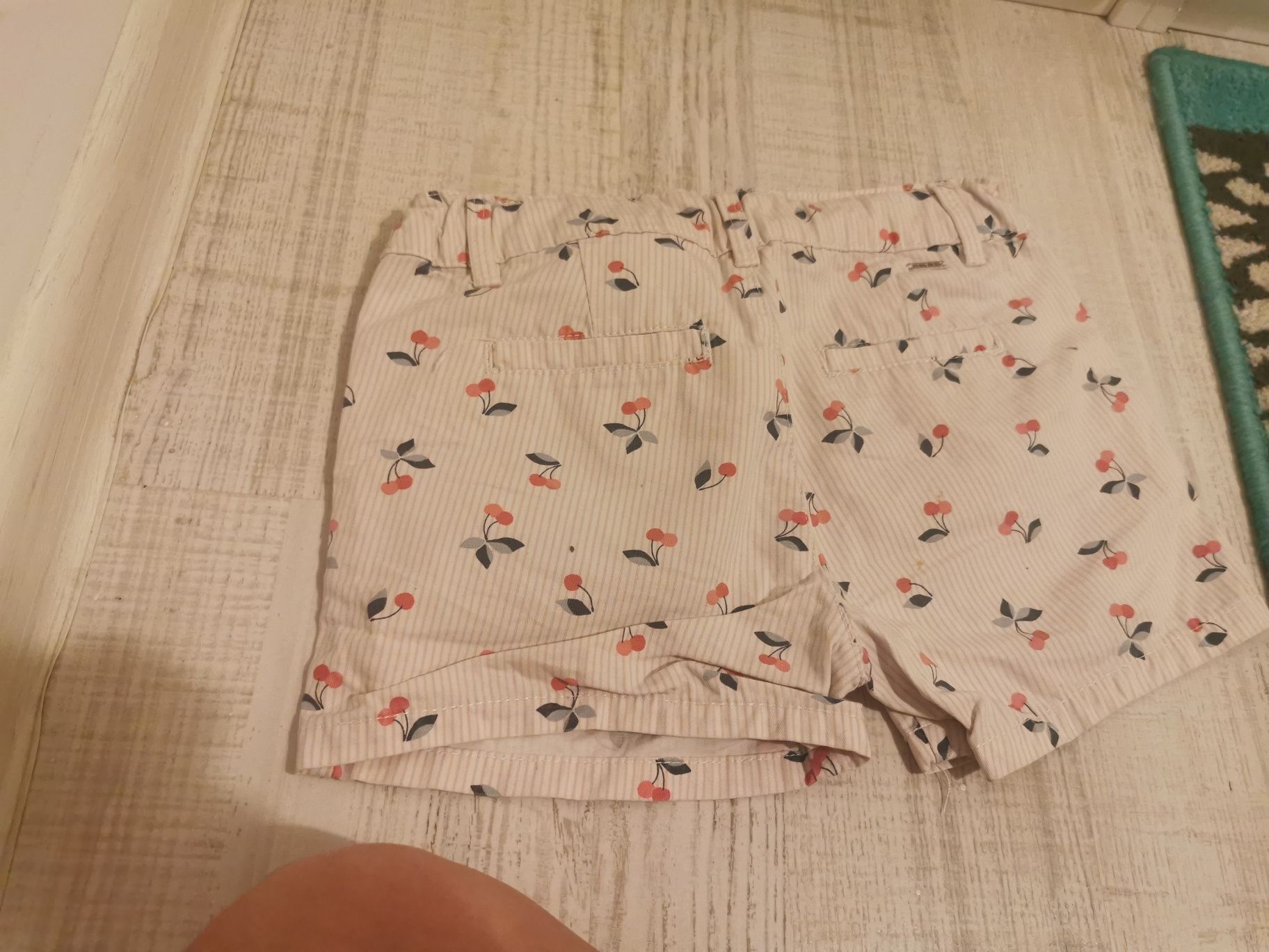 krótkie spodenki rozmiar 128 kolorowe Okaidi