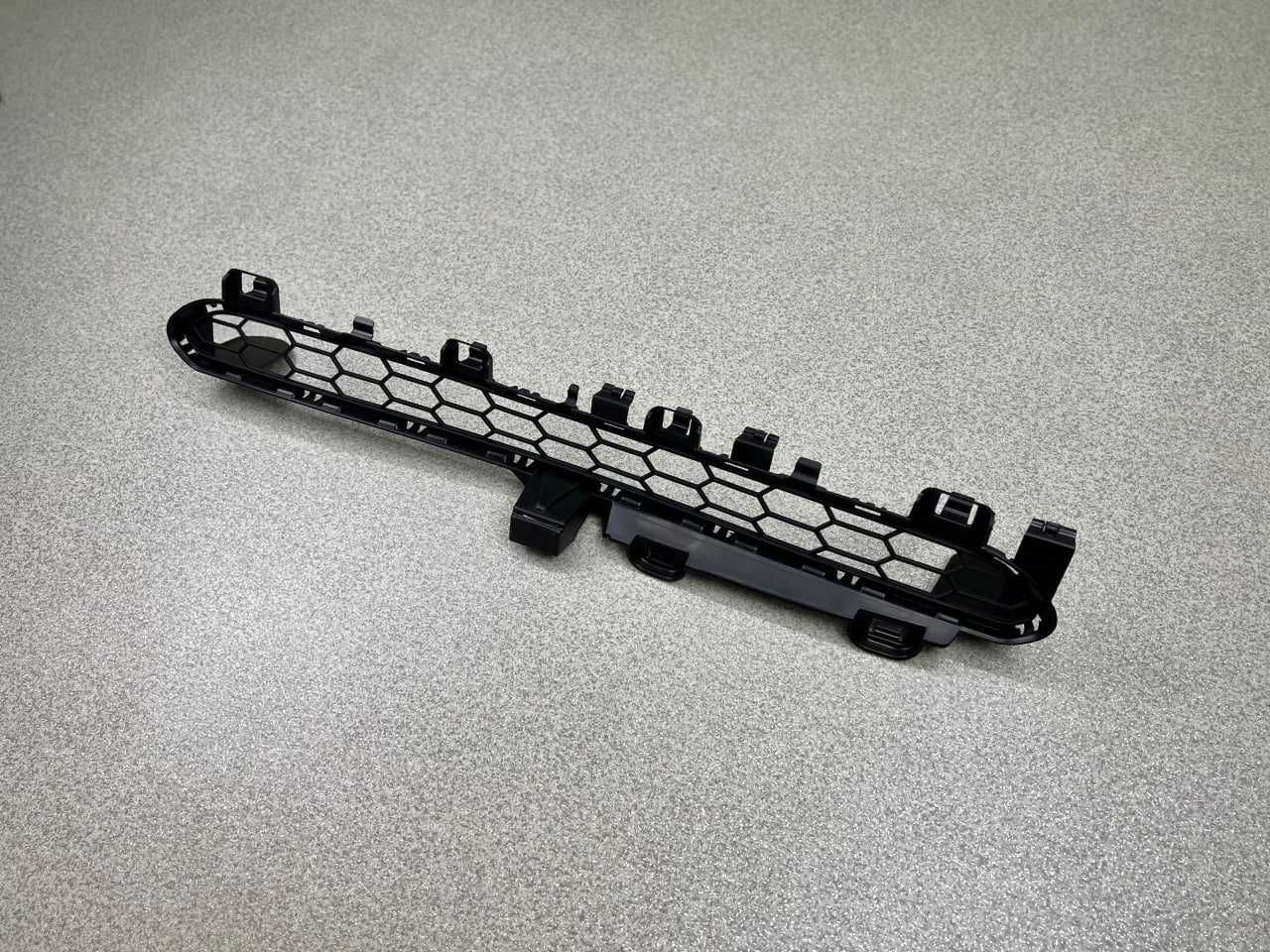 Решітка середня (верх) BMW x5 (F15) M-paket 51118054013