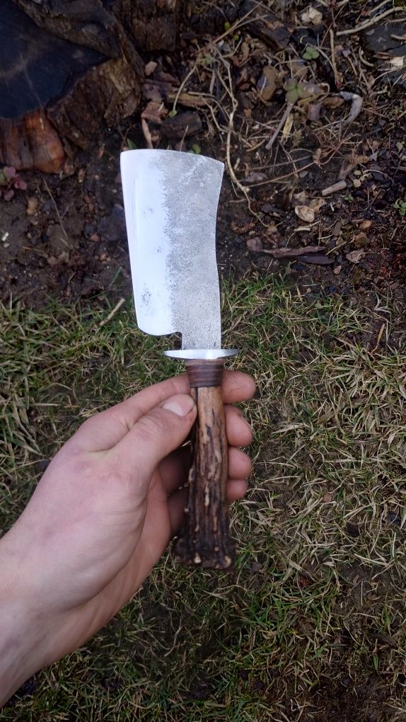 Ręcznie wykuty nóż/ mały tasak / rzeźbiona rękojeść / knifemaking