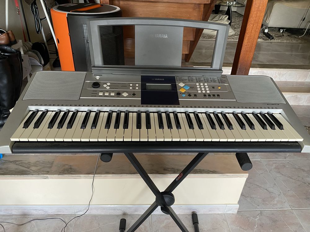 Teclado Yamaha PSR E323