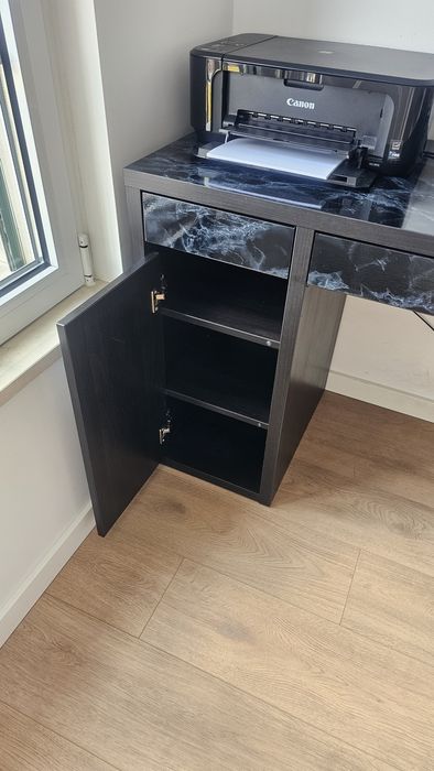 Secretaria preta com efeito mármore