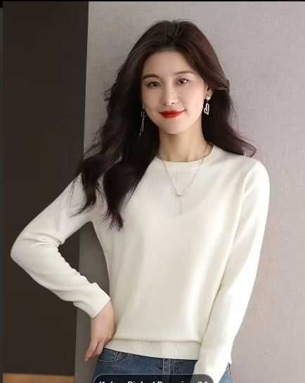 Nowy, damski cieńszy , niegryzacy miękki sweterek 100 % wełna R M