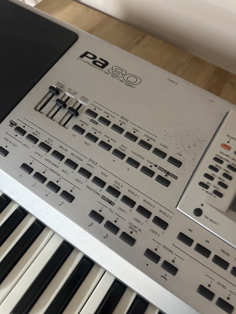 Korg PA80 синтезатор