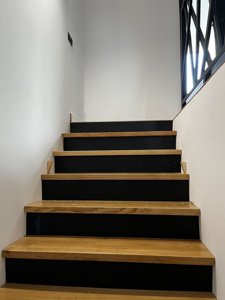 schody ,stopnie  drewniane dębowe ,jesionowe pełne drewno ,montaż