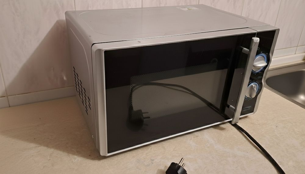 Continent MW800G: Компактна Мікрохвильова Піч з Грилем