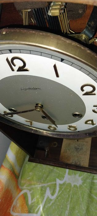 Relógio antigo a funcionar