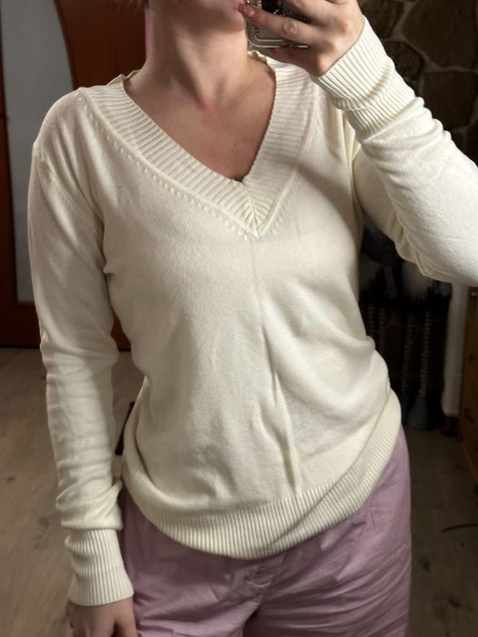 Kremowy sweter z dekoltem w serek 38 M