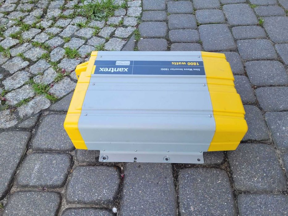 Profesjonalna przetwornica XANTREX 1800W/2900W sinus zdejmowany panel