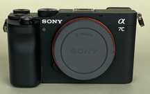 Sony A7C – Corpo + Extras (Baterias, Carregador, Gaiola com Punho)