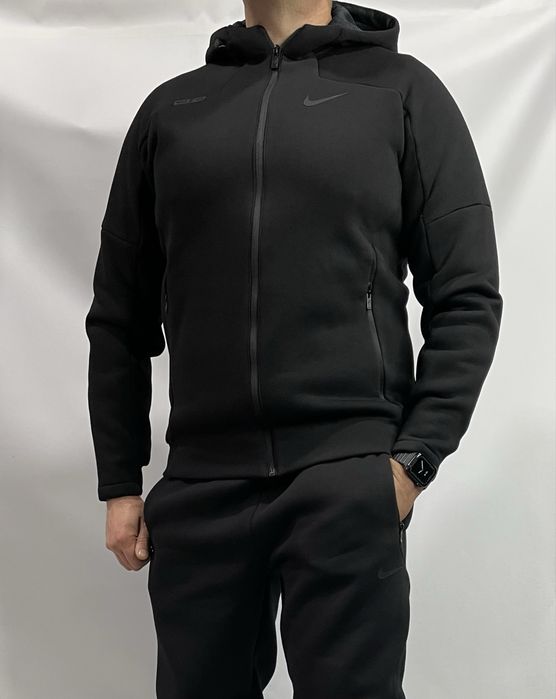 Чоловічий спортнивний костюм на флісі у чорному кольорі.