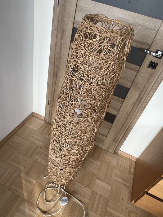 Lampa pleciona stojąca