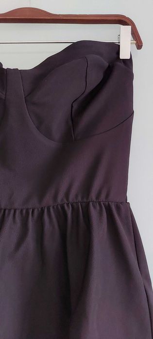 Top czarny dekolt serce z baskinią falbaną MOHITO 40/L