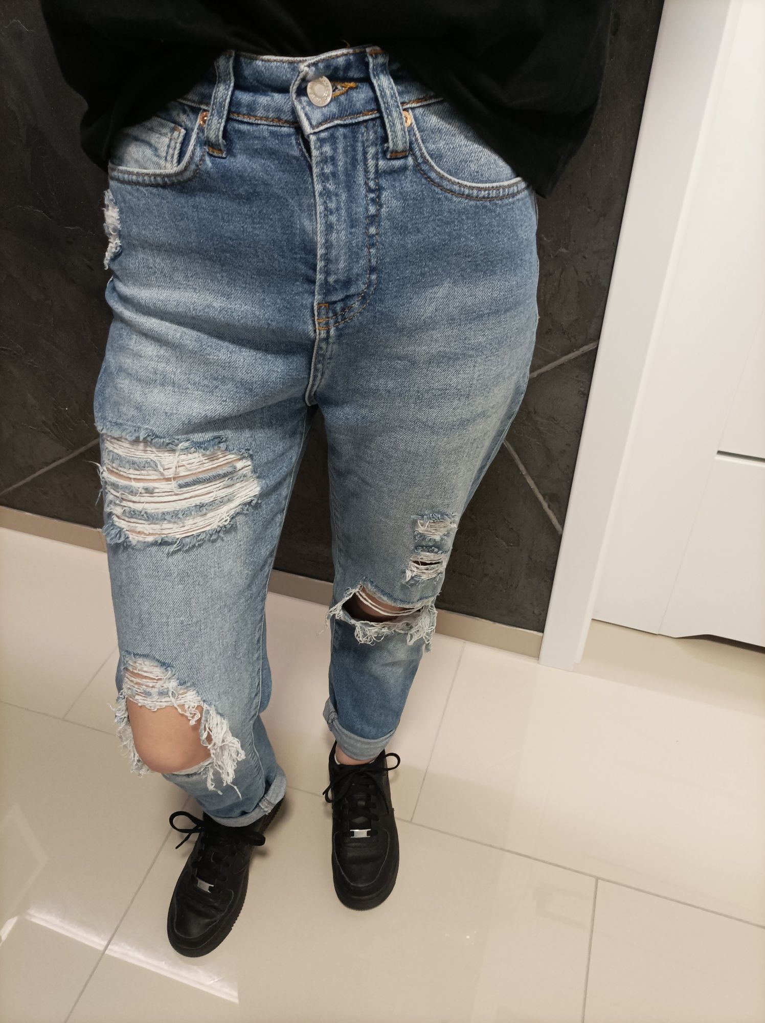 Spodnie jeansowe Levi's damskie, rozm 27 z dziurami