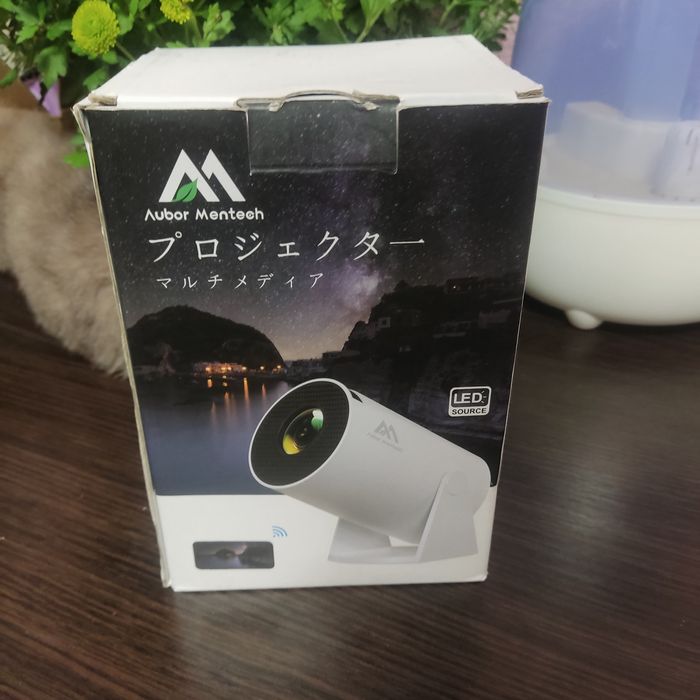 мініпроєктор Aubor Mentech
Це портативний смарт-проєктор з Wi-Fi та