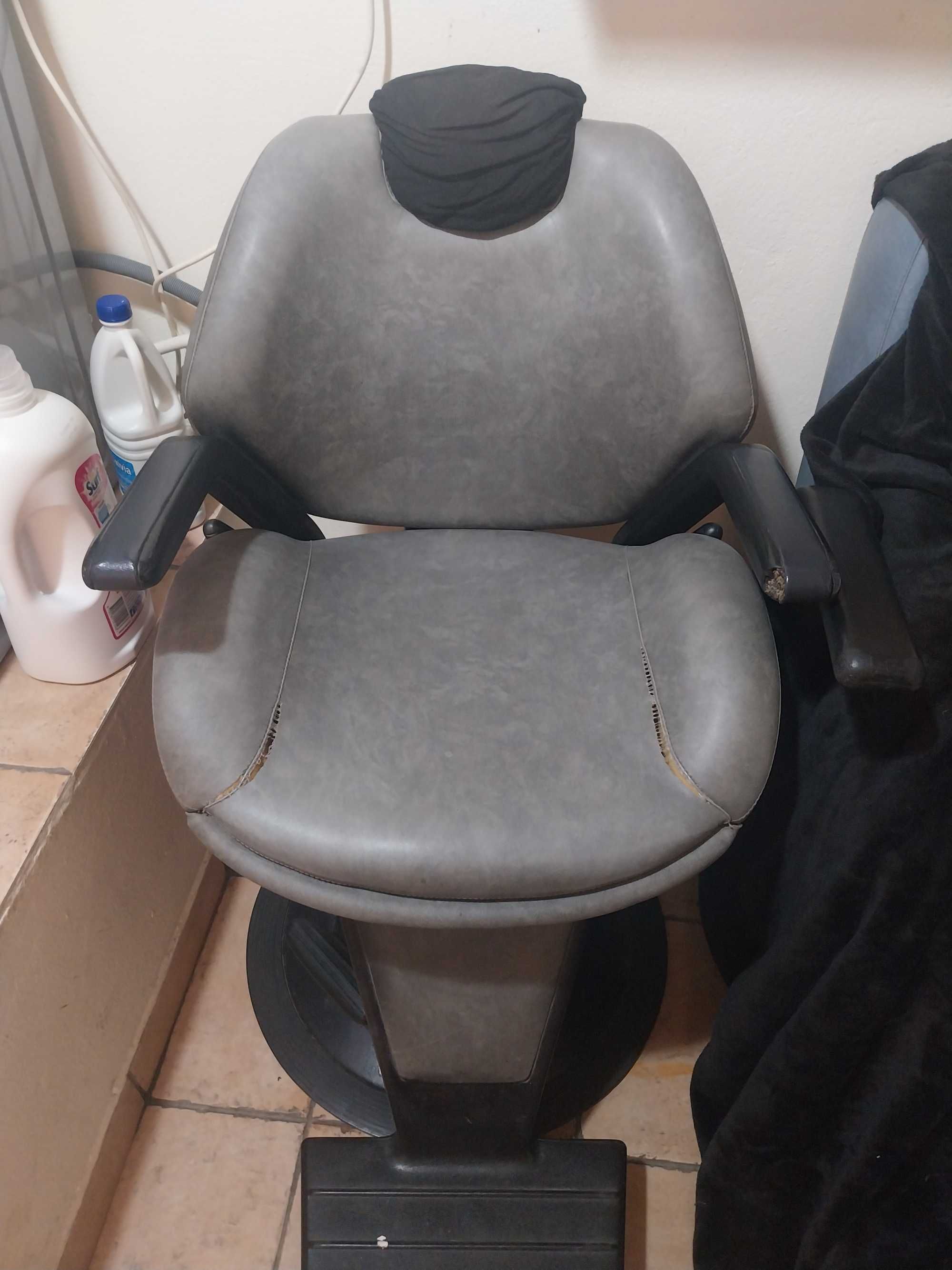 Vendo cadeira de barbearia  e espelhos