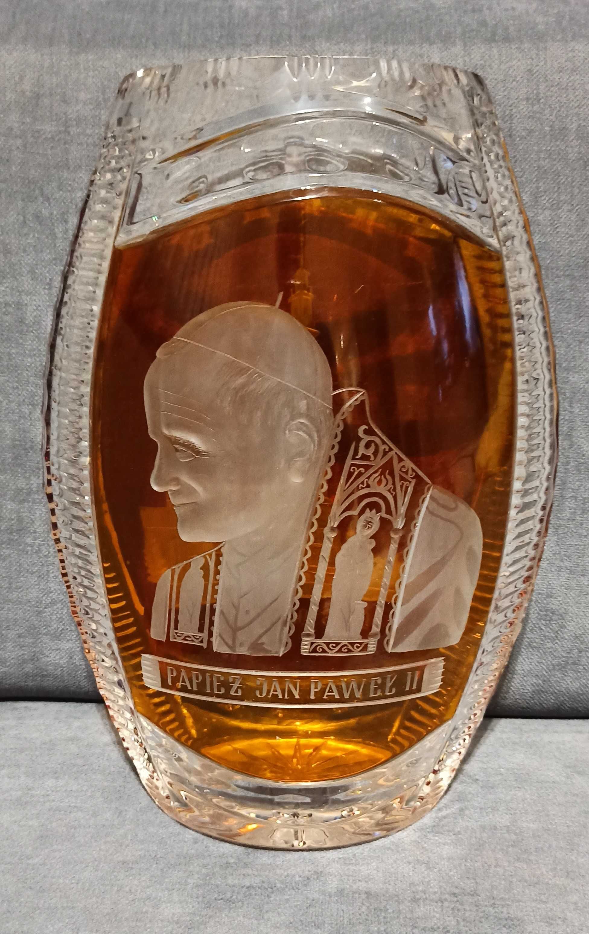 Kryształowy wazon z papieżem Janem Pawłem II