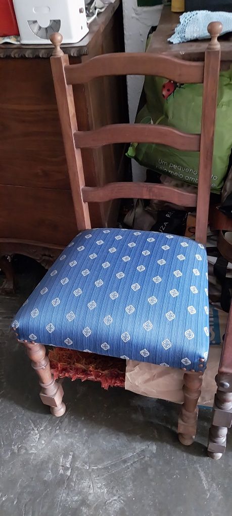 Cadeira almofadada em azul