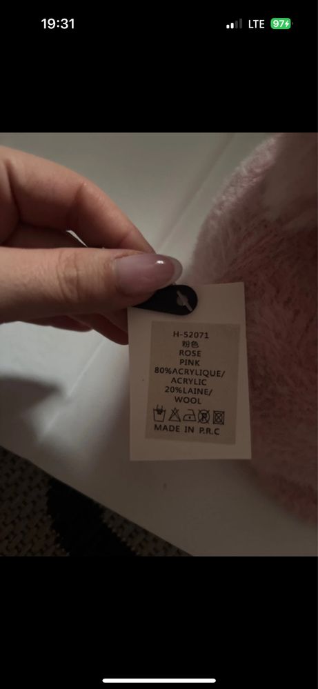 Wełniana czapka z daszkiem i pomponem